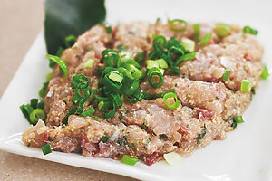 【鯵のなめろう】鯵に大葉、味噌、おろし生姜を加え、包丁でなめらかになるまでたたき、万能ねぎをトッピング