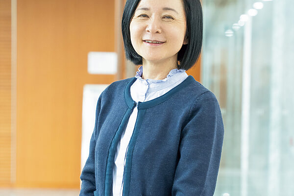 『劇場という名の星座』 著者 小川洋子さんインタビュー ──「劇場は生きている人と死者が時を共有する場所」