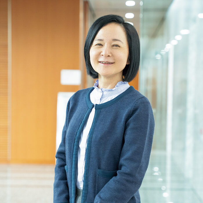 『劇場という名の星座』 著者 小川洋子さんインタビュー ──「劇場は生きている人と死者が時を共有する場所」