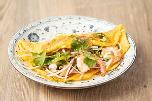 「ヌクチャム」を使ったベトナム風のお好み焼き「バインセオ」　※調理例