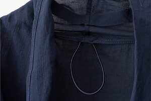 襟元についたゴム。生地と同じ色で目立ちません