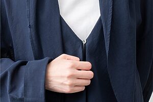 前ボタンがあり、開けた時と留めた時で違った雰囲気を楽しめます