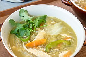 「アジアングルメ紀行 グリーンカレールウ」を使ったまろやか「グリーンカレー春雨スープ」 ※調理例