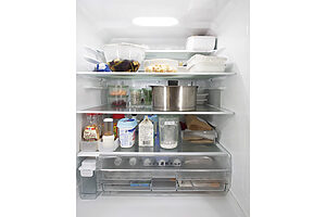 冷蔵室上段や中段には、余ったおかずを入れた保存容器や汁物を鍋ごと保存できるスペースを確保。「高さのある鍋やボウルも入るよう、上段の棚の手前半分を外しています」