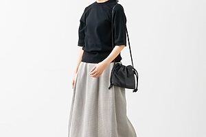 機能性はそのままに、表面にはカジュアルになりすぎないフラットな表情の生地を使用