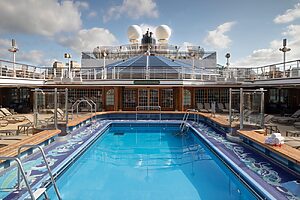 デッキ9の2ヵ所にプールとジェットバスを完備