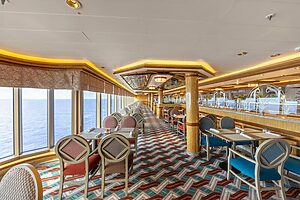 毎日の食事をいただくビュッフェ形式のダイニング「リド」。デッキ9のフロア半分を占める広さ！