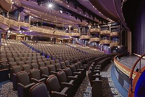 デッキ1〜2の2階建て、800人を収容する劇場「ロイヤル・コート・シアター」。日替わりの演目で1日2回上演