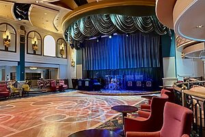 社交ダンスやロックンロールナイトなどさまざまなエンターテインメントが行われる「クイーンズ・ルーム」