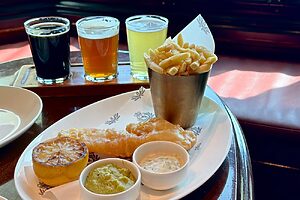 乗船初日に訪れたパブ「ゴールデン・ライオン」では、フィッシュ＆チップスとビールで乾杯