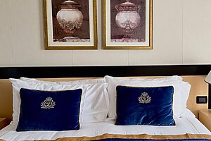 キュナードのロゴが入ったロイヤルブルーのピロー