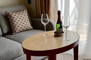 室内にはソファもあり、ゆったり。初日にはウェルカムスパークリングワインのサプライズも