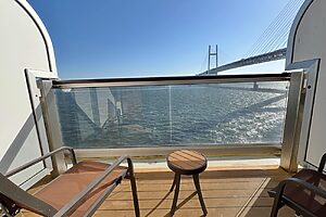 バルコニーからベイブリッジを臨みながら出航を待つ