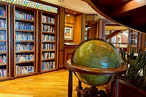 日本の本を含む6,000冊の蔵書が圧巻な2階建ての図書室。1940年代から1960年代にかけて活躍した初代クイーン・エリザベス時代の大きな地球儀が象徴的