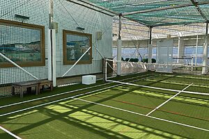 パドルテニスやクロッケーなど、イギリス発祥のスポーツを楽しめるエリアはデッキ11に