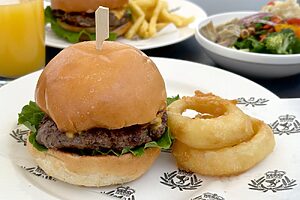 おいしいとの評判を聞きつけて向かったのが、プールサイドにあるリド・グリル。注文を受けてからグリルしてくれるバーガーは目を見張るおいしさ