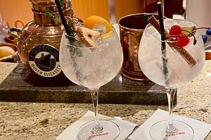 ディナーの後は「ミッドシップス・バー」でお酒タイム。キュナードとサマーホール蒸留所のパートナーシップによるクラフトジン「キュナード4クイーンズ・ジン」を柑橘やシナモンなどで香づけしたジントニック。にこやかなバーテンダーも印象的だった