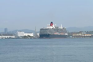 広島・宮島口から見えた停泊中のクイーン・エリザベス