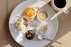 リドでの午後のティータイムは、好きなものを好きなだけ、好きな場所で。クロテッドクリームを添えたスコーン、ココナッツブラマンジェ、ブラウニー、2種のアイスクリーム、コーヒー