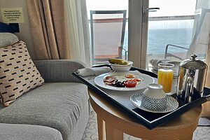 豊富なメニューのルームサービスは料金込み。ラグーパスタがおいしいという噂だったが機会を逃してしまった