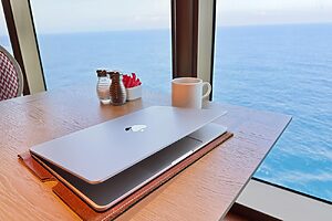 セルフのドリンクコーナーがあるリド。朝夕の混雑時を避けた午後、PCを持ち込んで仕事に集中