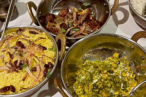 リドに日替わりで登場するインド料理「コリアンダー」では、3種のカレーを皆でシェア