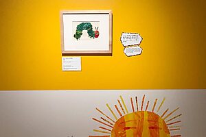 展示作品を引いた場所から鑑賞してもまた楽しい 《『はらぺこあおむし』1987年版表紙》1987年