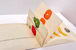 この“穴”をあけた絵本のアイディアが『はらぺこあおむし』につながったそう