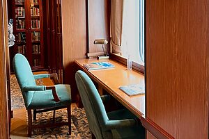 図書室にある海側のデスク