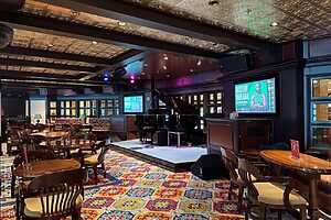 英国パブの雰囲気を堪能できる「ゴールデン・ライオン」。生演奏のニューオリンズ・ジャズに酔いしれた