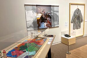 再現されたアトリエでは創作風景が浮かんでくる品々を展示