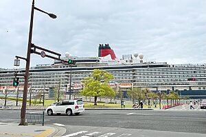 車が行き交う道路からもすぐ見える巨大な船体は、市街地に建つホテルのよう！