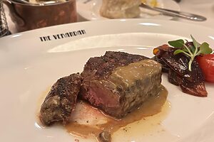 フォーマルスタイルでのぞんだ「ザ・ベランダ」でのディナーは300gのサーロインステーキを