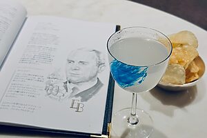 キャプテン（船長）から選ばれる最高位の称号、コモドアー。7人のコモドアーにちなんだカクテルがいただける「コモドアー・クラブ」では、クイーン・メリーの初代船長サー・エドガー・ブリテンの名を冠したココナッツをほのかに感じるカクテルを