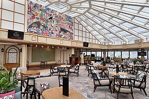 ガラスの天井が高く開放的な「ガーデン・ラウンジ」ではバンドの生演奏も