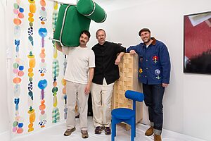 IKEA of Swedenのデザイン部門副責任者を務めるヨハン・ラーゲンストーンさん（写真中）、今回のコレクションを手がけたデザイナーのミカエル・アクセルソンさん（左）、フリソ・ヴィルスマンさん（右）が来日