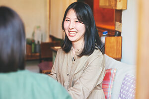 手越さんの26歳年下の友人・金森日和さん。会うといつも他愛もない話で盛り上がる。ときには悩みを相談することも