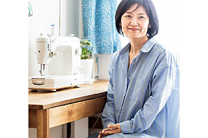 49歳からハンドメイドの服を売り始めた、宮石由美子さん。60歳になった現在、大人気の「ジャンパースカート」の売り上げは累計500着以上