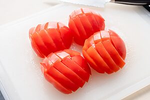 （1）トマトは芯を除いて半分に切り、7〜8mm幅に切る。新しょうがの甘酢漬けは1cm幅に切る
