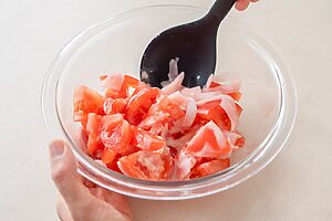（2）ボウルにトマトと新しょうが、ドレッシングを入れて和える