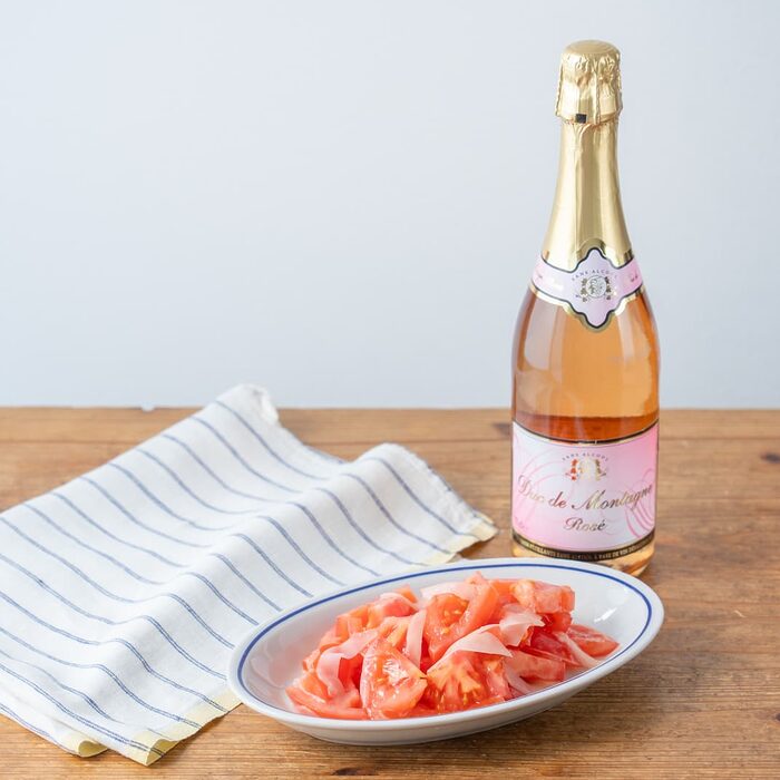 【ぐっち夫婦のお酒とおつまみ】トマトと新しょうがのフレンチ和え×ノンアルコール スパークリングワイン