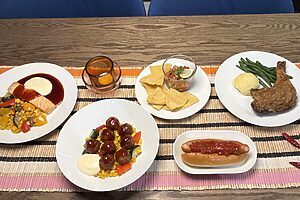 写真左から サーモンフィレ ヤンニョムチーズソース 1,190円、プラントボール ヤンニョムチーズソース 790円、サルサ＆チップス 490円、サルサドッグ 200円、チキンレッグ 特製ジンジャーソース 1,490円（販売期間は8月末まで）