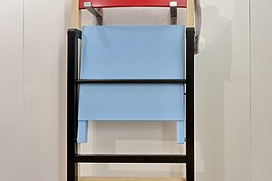 折りたたみチェアは、壁にかけるとアート作品のようにも見えてくる