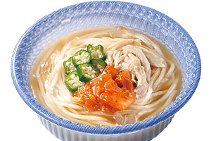 「レンジで冷たい 盛岡風冷麺」。キムチ、蒸し鶏、オクラがトッピング。レンジ調理後も氷が溶けずに残っています