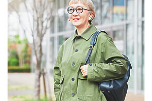 53歳から中小企業診断士の勉強を始め、59歳では年間20社ほどのコンサルティングを行うまでになった重松久惠さん。今は余った布を裂いて製品化する“南部裂織”を勉強中！