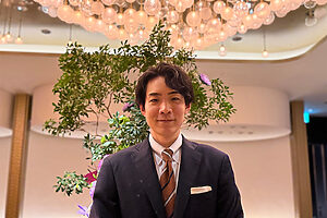 総支配人であり、CBO（Chief Branding Officer）兼ビバレッジディレクターを務める近藤佑哉さん。杉田シェフや長澤スーシェフを抜擢し、料理とデセールの2部構成を発案するなど、新生「銀座レカン」を牽引する中心的存在