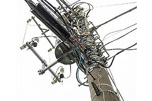 石山さんは電線のレイヤーが生き生きして見える電柱を探すのが好き。遠方まで赴くことも