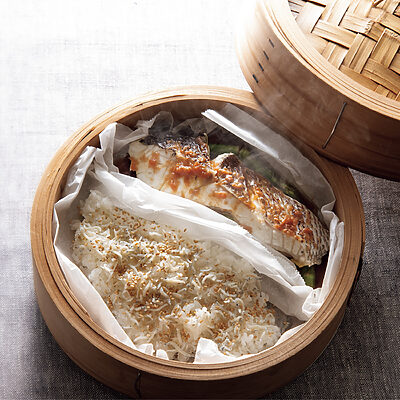 【料理研究家・今井亮さんの蒸籠レシピ①】ペーパーで仕切って、ご飯×主菜を一気蒸し！ 蒸籠でワンプレートごはん、完成！