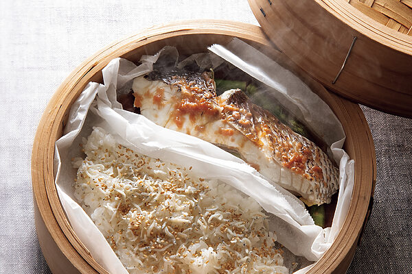 【料理研究家・今井亮さんの蒸籠レシピ】ペーパーで仕切って、ご飯×主菜を一気蒸し！ 蒸籠でワンプレートごはん、完成！