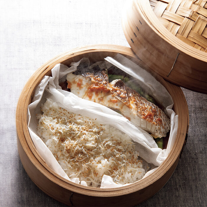 【料理研究家・今井亮さんの蒸籠レシピ①】ペーパーで仕切って、ご飯×主菜を一気蒸し！ 蒸籠でワンプレートごはん、完成！